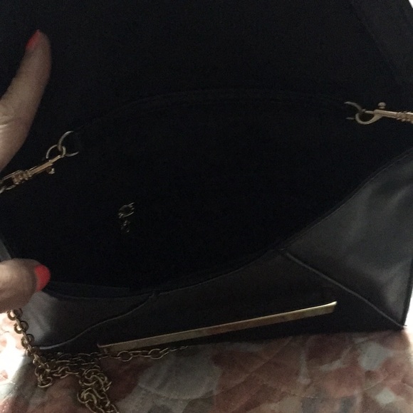 Black purse, with  gold chain - Picture 2 of 3